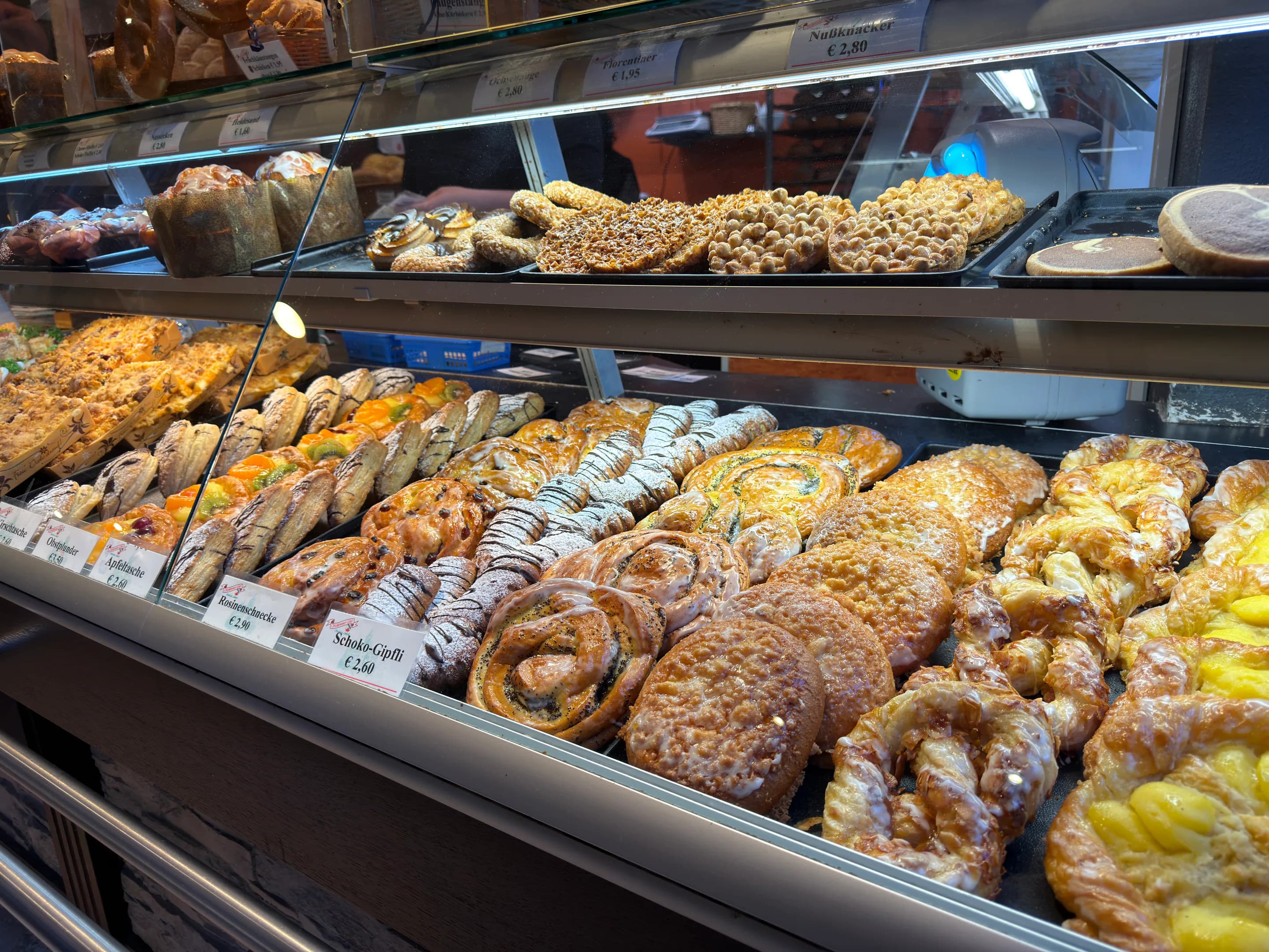 Frische Backwaren in der Theke des Schlemmercafés