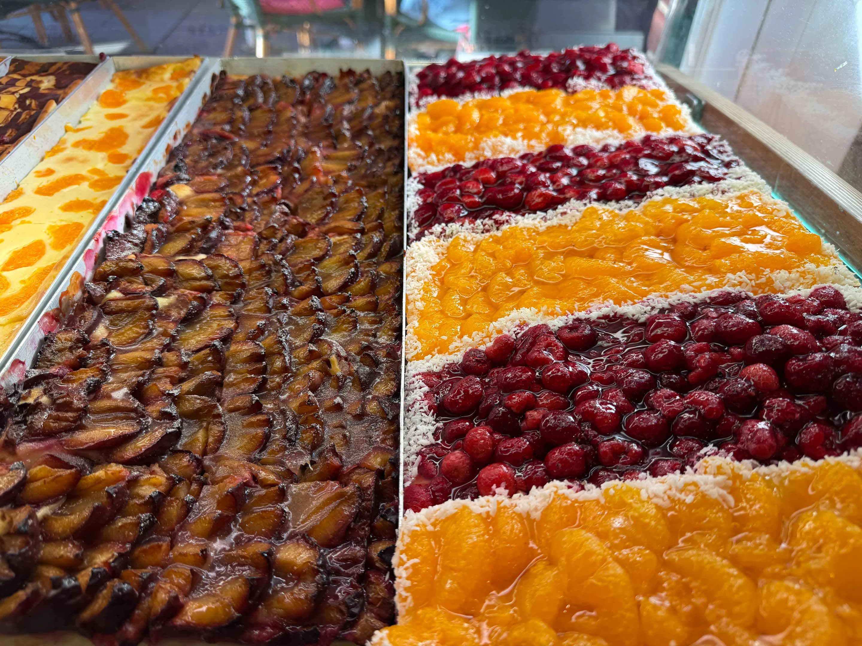 Frisch gebackener Blechkuchen aus der Backstube