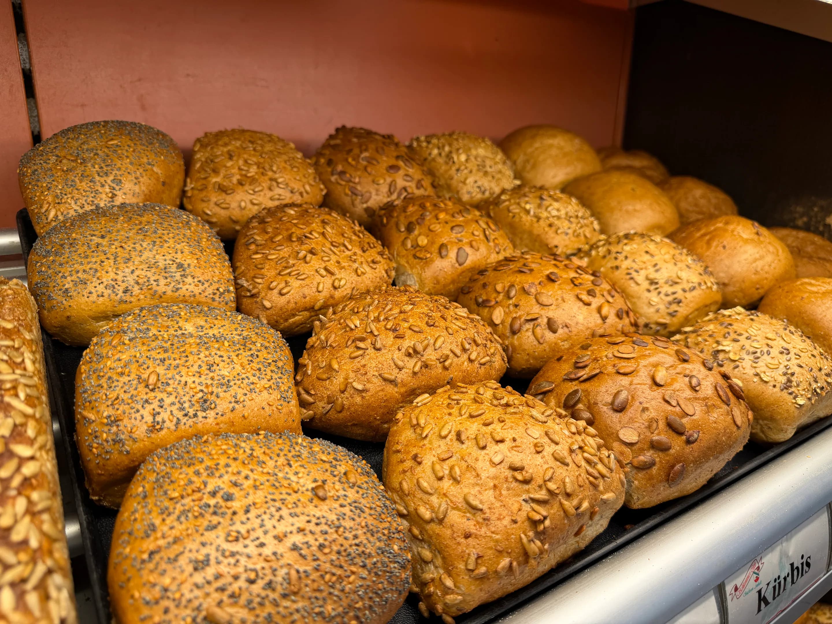 Auswahl frisch gebackener Brötchen mit Mohn und Saaten
