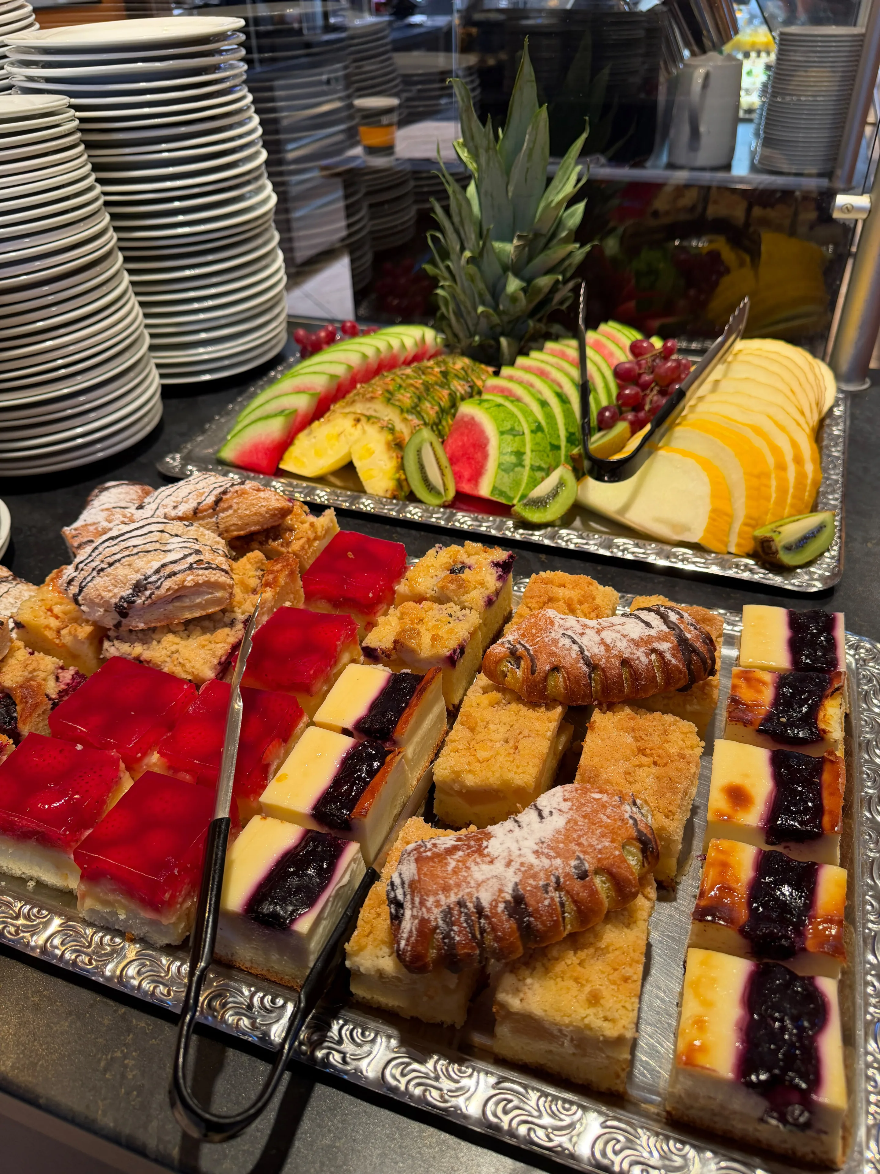Frühstücksbuffet im Schlemmercafé Wernigerode mit frischem Obst, verschiedenen Kuchenstücken und Gebäck