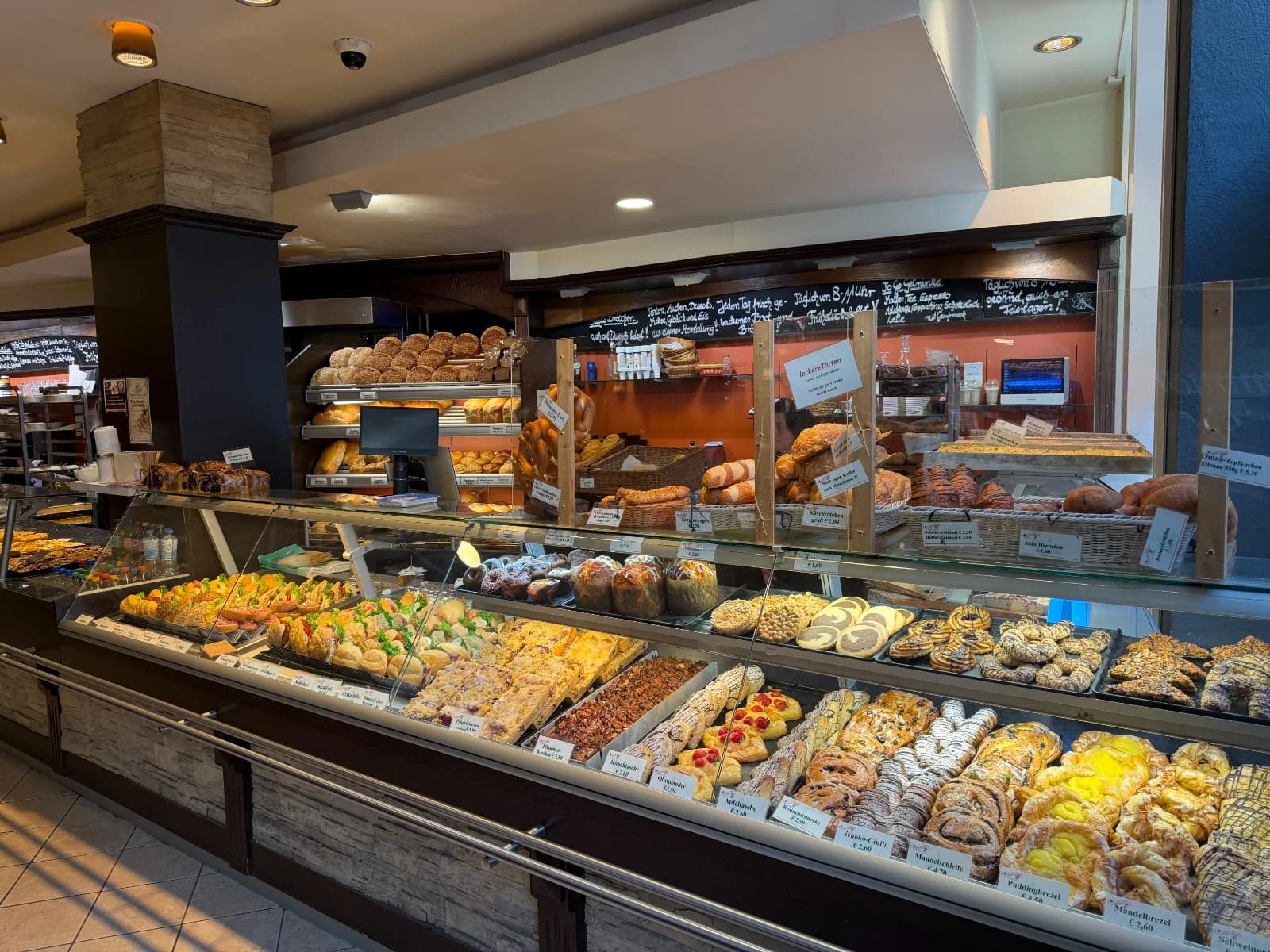 Große Auswahl an Brot, Brötchen, Gebäck und Snacks in der Verkaufstheke